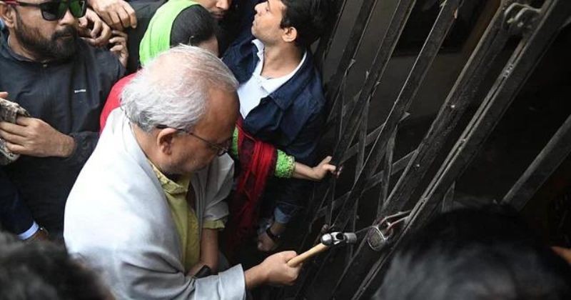 বিএনপি নেতাকর্মীরা তালা ভেঙে কার্যালয়ে প্রবেশ করলেন